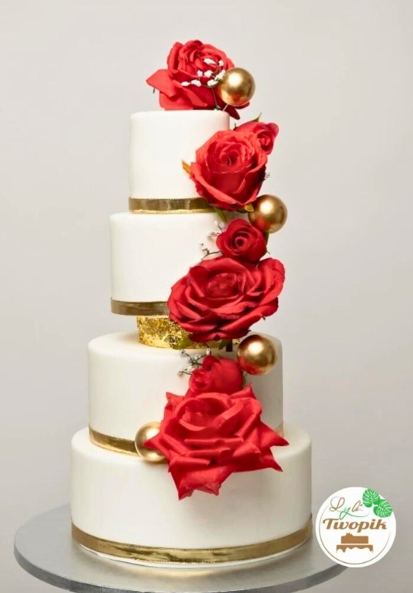 Wedding cake blanc rose rouges 4 étages gateaux mariage chic Yvelines Lyli Twopik